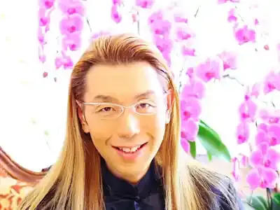 假屋崎省吾の現在とは？1000坪豪邸と多彩な才能の秘密🌸🎹 (関連: ライフスタイル)