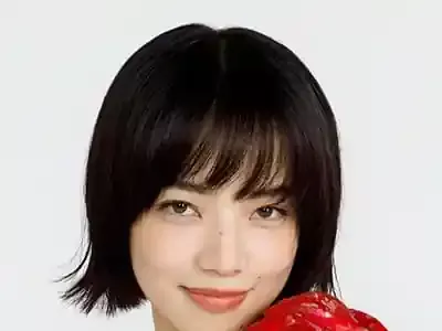 小松菜奈が魅せる輝き!最新映画からシャネルまで徹底解剖💎